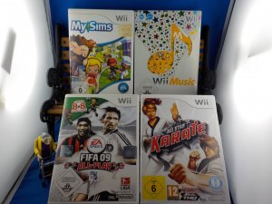 gebrauchtes Spiel – Wii Spielesammlung mit 4 Spielen  All Star KARATE, My SIMS, Wii MUSIC, FIFA 09