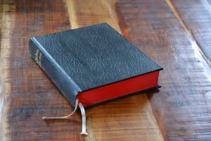 Syriac Bible / Peschitta with Golden Lettering. Red Edges. United Bible Societies 1979