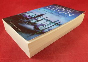 gebrauchtes Buch – Donna Leon (Autor) – Dood van een maestro ; Bedrieglijke zaken