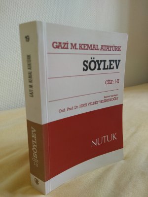 gebrauchtes Buch – Gazi M. Kemal Atatürk / Hifzi Veldet Velidedeoglu – Söylev / Nutuk. Cilt I-II