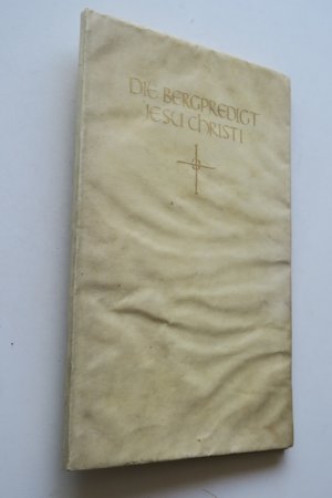 Insel-Verlag - (Hewitt, Graily): Die Bergpredigt Jesu Christi. (Leipzig, Insel-Verlag bei Friedrich Richter, 1908). 1 w. Bl., 38 nn. S. Flexibler Originalpergamentband […]