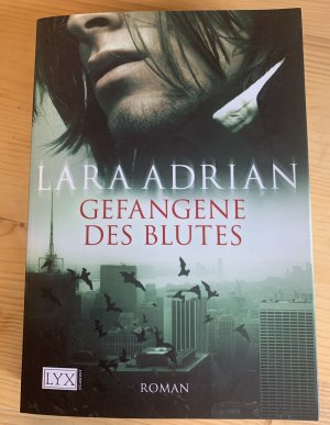 gebrauchtes Buch – Lara Adrian – Gefangene des Blutes