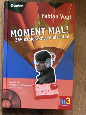 gebrauchtes Buch – Fabian Vogt – Moment mal! - 365 radioaktive Andachten - Mit Hörbuch auf CD: 12 Sendungen zum Kirchenjahr