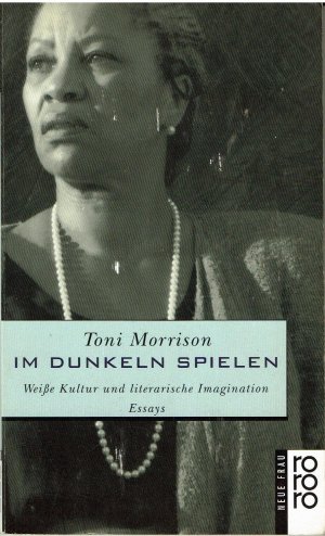 gebrauchtes Buch – Toni Morrison – Im Dunkeln spielen - Weiße Kultur und literarische Imagination. Essays