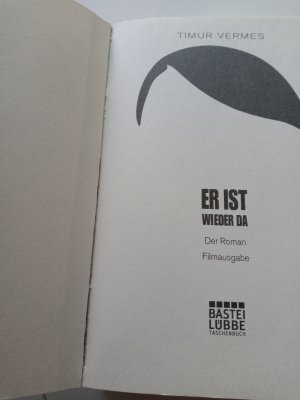 gebrauchtes Buch – Timur Vermes – Er ist wieder da - Der Roman. Filmausgabe