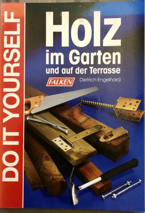 Holz im Garten und auf der Terrasse