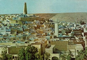 gebrauchtes Buch – Postkarte: Ghardaia, Algerien / 2 Briefmarken MiNr. ? Algerien (Ansicht von Ghardaia um 1830) (gelaufen)