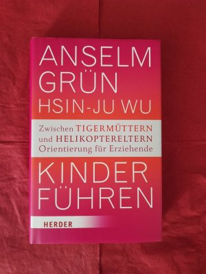 gebrauchtes Buch – Grün, Anselm; Wu, Hsin-Ju – Kinder führen - Zwischen Tigermüttern und Helikoptereltern - Orientierung für Erziehende