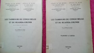 Les tambours du Congo Belge et du Ruanda-Urundi. (insgesamt 2 Teile) : 1. avec XL Planches et 5 Cartes hors-texte 2. PAR Planches et Cartes