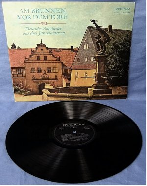 gebrauchter Tonträger – Diverse – Am Brunnen vor dem Tore - Deutsche Volkslieder aus drei Jahrhunderten - Interpreten und Titel: Studiochor Berlin, Volksmusikgruppe Des Tanzensembles Der DDR;	Die Zither Lockt, Die Geige Klinkt - Studiochor Berlin;	Der Lindenbaum (Am Brunnen Vor Dem Tore) - Volksmusikgruppe Des Tanzensembles Der DDR,	Rüpeltanz - Marion Heinemann, Studiochor Berlin, Volksmusikgruppe Des Tanzensembles Der DDR, 	Kein Feuer, Keine Kohle	 - Studiochor Berlin, Volksmusikgruppe Des Tanzensembles Der DDR,	Goldmühle (Dort Nied'n In Jenem Holze) - Studiochor Berlin, Volksmusikgruppe Des Tanzensembles Der DDR,	Das Leben Bringt Groß' Freud - Studiochor Berlin,	Im Schönsten Wiesengrunde	 - Ingeborg Lehmann, Wolfgang Geißler, Studiochor Berlin, Volksmusikgruppe Des Tanzensembles Der DDR,	Rätsellied (Ach Jungfer, Ich Will Ihr Was Auf Zu Raten Geben) - Studiochor Berlin,	Argwohn (Dort Drunten Im Tale) - Studiochor Berlin, Volksmusikgruppe Des Tanzensembles Der DDR,	Zur Sommerzeit (Nichts Lustiger Als In Der Zeit)	 - Studiochor Berlin.	Es Dunkelt Schon In Der Heide - Studiochor Berlin, Soloquartett des Studiochores Berlin, Volksmusikgruppe Des Tanzensembles Der DDR,	So Scheiden Wir Mit Sang Und Klang - Volksmusikgruppe Des Tanzensembles Der DDR,	Tampet	- Studiochor Berlin,	Das Treue Mägdelein (Ich Armes Maidlein Klag Mich Sehr)	 – Studiochor Berlin, Volksmusikgruppe Des Tanzensembles Der DDR,	Ich Ging Durch Einen Grasgrünen Wald	 – Ingeborg Lehmann, Marion Heinemann, Studiochor Berlin,	Der Gutzgauch Auf Dem Zaune Saß	 - Studiochor Berlin, Volksmusikgruppe Des Tanzensembles Der DDR,	Drunten Im Unterland	- Studiochor Berlin, Volksmusikgruppe Des Tanzensembles Der DDR,	Vor Dem Fenster (Soll Sich Der Mond Nicht Heller Scheinen)	 – Volksmusikgruppe Des Tanzensembles Der DDR,	Friederike, Kum	 – Ingeborg Lehmann, Joachim Vogt, Studiochor Berlin, Soloquartett des Studiochores Berlin,	Wohl Heute Noch Und Morgen	 – Manfred Hütter, Studiochor Berlin, Volksmusikgruppe Des Tanzensembles Der DDR,	Fuhrmann Und Fährmann (Was Macht Der Fuhrmann)	 – Studiochor Berlin, Kühnert-Streichquartett	- Herbstlied (Bunt Sind Schon Die Wälder)	 – Christel Neumann, Studiochor Berlin, Volksmusikgruppe Des Tanzensembles Der DDR,  	Alles Still	 – Studiochor Berlin, 	Der Mond Ist Aufgegangen -