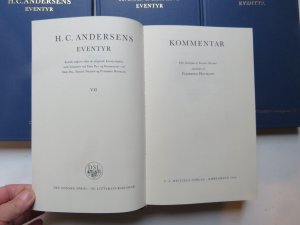 gebrauchtes Buch – H.C. Andersen/Erik Dahl Buchpaket – H.C. Andersens eventyr , 7 volumes, kritisk udgivet efter de originale Eventyrhaefter med Varianter og Kommentar, Vol   I Eventyr 1835-42 + II Nye Eventyr 1844-487 Historier 1852-55, III  Nye Eventyr og Historier  1858-60 + IV  Nye Eventyr og Historier 1861-66 + V  Nye Eventyr og Historier 1872 + VI  Bemerkninger, Textkritikken + VII Kommentar