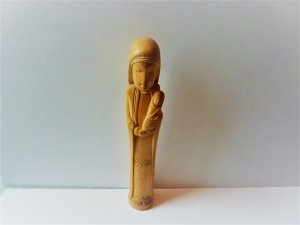 Handgeschnitzte Holzfigur - Madonna mit Kind - Muttergottes - helles Holz - moderne Form/Design