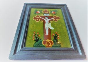 Hinterglasbild, Bayern , mit dunklen Holzrahmen und Holzrückseite , Christus am Kreuz mit INRI