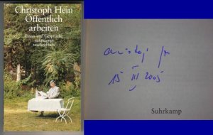 gebrauchtes Buch – Christoph Hein – Öffentlich arbeiten. Essais und Gespräche - suhrkamp taschenbuch 3590 // Auf der Titelseite hat der Autor eine Signatur hinterlassen: Christoph Hein 15 III 2005 // 1. [erste] Auflage 2004, Erstveröffentlichung 1987 - Umschlagfoto: Sven Paustian