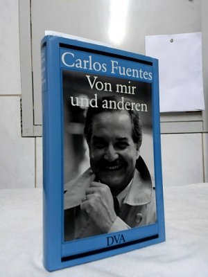 gebrauchtes Buch – Carlos Fuentes – Von mir und anderen : Essays. Aus d. Amerikan. übertr. von Barbara von Bechtolsheim.