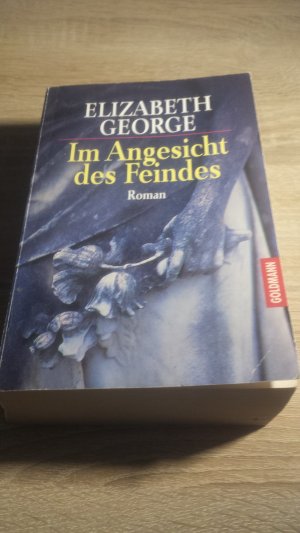 gebrauchtes Buch – Elizabeth George – Im Angesicht des Feindes - Ein Inspector-Lynley-Roman 8