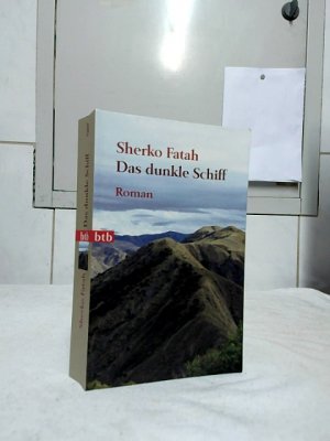 gebrauchtes Buch – Sherko Fatah – Das dunkle Schiff : Roman. / btb ; 73907. gebrauchtes Buch – Sherko Fatah – Das dunkle Schiff : Roman. / btb ; 73907.