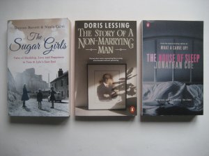 gebrauchtes Buch – Konvolut in englischer Sprache - 11 Paperbacks - 1. Duncan Barrett & Nuala Calvi: The Sugar Girls, 2. Doris Lessing: The Story Of A Non Marrying Man, 3. Jonathan Coe: The House Of Sleep, 4. Nick Hornby; A Long Way Down, 5. Sebastian Fitzek: Splinter, 6. Nathaniel Hawthorn: The house of the seven gables, 7. Tanya Huff: Blood ties, 8. Mysterious christmas tales, 9. Sue Miller: The world below, 10. The great dinosaur robbery, 11. Barbara Wood: The blessing stone