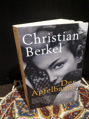 gebrauchtes Buch – Christian Berkel – Der Apfelbaum - Roman | »Eine dramatische Liebes- und Familiengeschichte, hervorragend erzählt.« FAZ