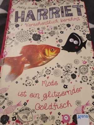 gebrauchtes Buch – Holly Smale – Harriet - versehentlich berühmt - Mode ist ein glitzernder Goldfisch