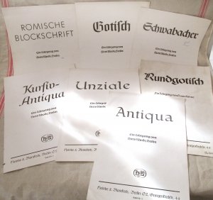 7 Faltblätter Schriftarten mit Tuschefedern * Ein Lehrgang * Antiqua Unziale Kursiv-Antiqua Rundgotisch Schwabacher Gotisch Römische Blockschrift