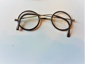 Vintage, runde unbeschädigte  Nickelbrille mit Sattelsteg , Metall mit Horn ummantelt, mit Pappetui : Karl Neef, Optikermeister, Backnang