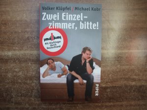 gebrauchtes Buch – Klüpfel, Volker; Kobr, Michael – Zwei Einzelzimmer, bitte! - Mit Kluftinger durch Deutschland