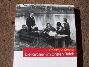 gebrauchtes Buch – Christoph Strohm – Die Kirchen im Dritten Reich. Umschlaggestaltung von Michael Rechl. (= Schriftenreihe Band 10378).