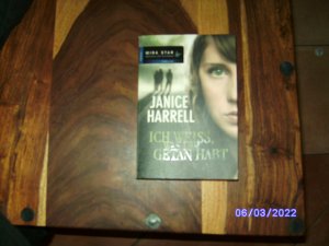 gebrauchtes Buch – Janice Harrell – Janice Harrell ICH WEISS, WAS IHR GETAN HABT - erschienen im Mira Star Verlag - 1.Auflage - sehr guter Zustand - 476 Seiten - zum Inhalt:  Joannas geheimes Tagebuch wird zu einem Dokument des Grauens: Sie weiß, was die Clique getan hat! Aber hat sie die Kraft die Wahrheit zu sagen?  Verführt Joanna ist neu in der Stadt und überglücklich, als sie Anschluss an die Clique um Penn Parrish findet. Er ist genau ihr Typ. Als sie jedoch nach Laurie fragt, die bis vor kurzem auch zur Clique gehörte, reagieren ihre neuen Freunde mächtig nervös.  Verraten Joanna spürt, dass die Clique ein dunkles Geheimnis hat. Laurie ist nicht durchgebrannt, sondern bei einem Streit ums Leben gekommen. Unsterblich in Penn verliebt, kann Joanna den Weg der Wahrheit kaum noch gehen. Denn Lauries Tod sühnen, hieße Penn verraten.  Verfolgt Joanna wagt es nur, sich ihrem Tagebuch anzuvertrauen: Nicht Freundschaft hält die Clique um Penn zusammen, sondern ein mörderisches Komplott. Und mit jedem Tag spürt Joanna quälender, dass ihr Schweigen sie zur Mittäterin macht......