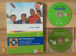 gebrauchtes Buch – Green Line 2 - Das Trainingsbuch - 2. Lernjahr, passend zum Lehrwerk. Mit 2 CDs.