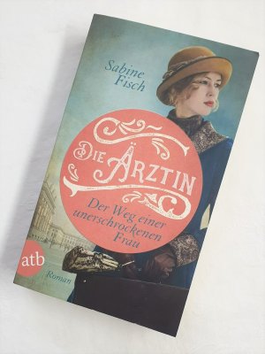 gebrauchtes Buch – Sabine Fisch – Die Ärztin - Der Weg einer unerschrockenen Frau