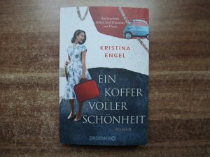 gebrauchtes Buch – Kristina Engel – Ein Koffer voller Schönheit - Roman. Ein Frauenroman zwischen Wirtschaftswunder, Frauenrechten und einem Hauch Parfum