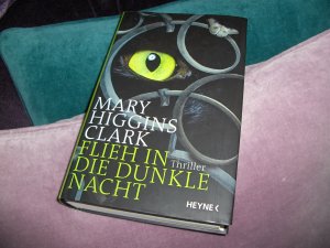 gebrauchtes Buch – Mary Higgins Clark – Flieh in die dunkle Nacht  NEU