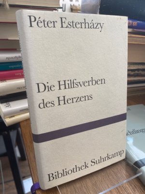 gebrauchtes Buch – Peter Esterhazy – Die Hilfsverben des Herzens. Roman. Aus dem Ungarischen von Hans-Henning Paetzke. Mit einem Nachwort von Imre Kertész. (= Bibliothek Suhrkamp Band 1374).