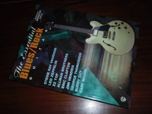 The Essential Blues: Rock Guitar: Authentic Guitar Tab Edition ( Bad To The Bone - Born Under A Bad Sign - Born Under A Bad Sign - Cities Need Help - Heartbreaker - Hideaway - La Grange...)