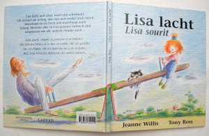 Lisa lacht  -  Lisa sourit