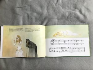 gebrauchtes Buch – Peter Tschaikowsky – Dornröschen  Bilderbuch mit Musik. Peter Tschaikowsky. Bearb. von Alan Gout und Catherine Storr. Deutsch von Rainer Lorenz Illustrationen  von Julek Heller. [Musikbearb. von Christopher Hinkins]