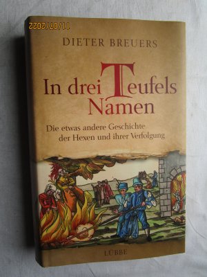 gebrauchtes Buch – Dieter Breuers – In drei Teufels Namen - Die etwas andere Geschichte der Hexen und ihrer Verfolgung