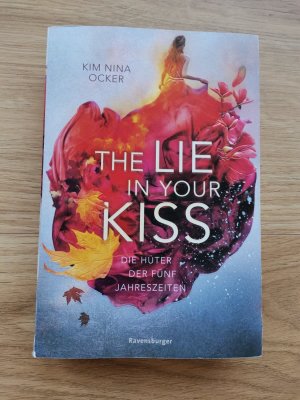 gebrauchtes Buch – Ocker, Kim Nina – Die Hüter der fünf Jahreszeiten, Band 1: The Lie in Your Kiss (Romantische Fantasy - So aufwühlend wie der Herbstwind, so unvergesslich wie ein Sommerabend.)