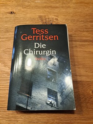 gebrauchtes Buch – Tess Gerritsen – Die Chirurgin - Ein-Rizzoli-&-Isles-Thriller