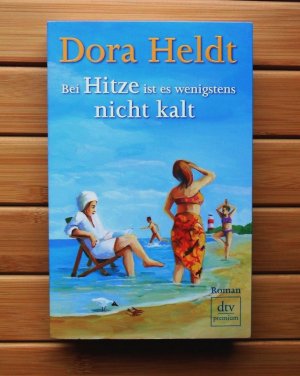 gebrauchtes Buch – Dora Heldt – Bei Hitze ist es wenigstens nicht kalt Paperback große Schrift sehr guter Zustand