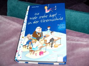 gebrauchtes Buch – Amina Paul – Die Welt steht kopf - in der Elternschule