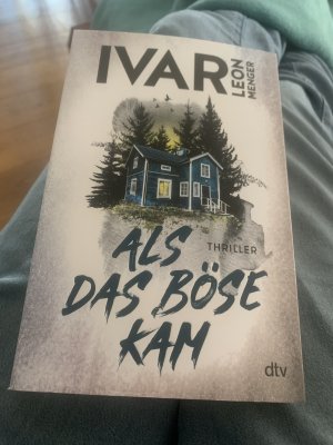 gebrauchtes Buch – Menger, Ivar Leon – Als das Böse kam - Thriller | »Ivar Leon Menger hat ein selten schönes Stück Spannung geschrieben. Gedankenvoll und elegant und wunderbar eigen.« Melanie Raabe