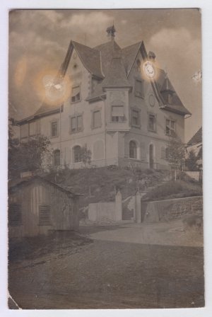 Zwei Ansichten Wolfurt um 1900: Eingang Schloss Wolfurt, junger Mann mit Hund, sowie Villa Lugaus als Neubau.