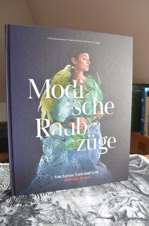 gebrauchtes Buch – Christiane Syré / Claudia Gottfried – Modische Raubzüge. Von Luxus, Lust und Leid. 1800 bis heute. Ausstellungskatalog