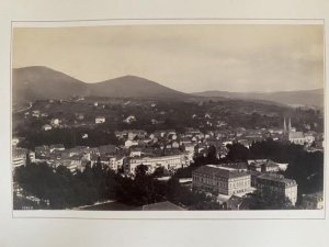 Album von Baden-Baden (Deckeltitel). Photoalbum mit 20 montierten Originalphotoghraphien (Albuminabzüge) in Original Photoalbum d. Zt. mit Deckeltitel […]