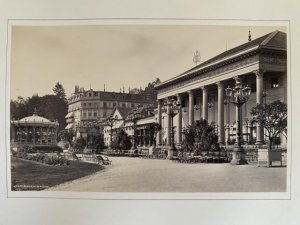 antiquarisches Buch – Album von Baden-Baden (Deckeltitel). Photoalbum mit 20 montierten Originalphotoghraphien (Albuminabzüge) in Original Photoalbum d. Zt. mit Deckeltitel.