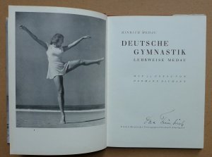 antiquarisches Buch – Hinrich Medau  – Deutsche Gymnastik - Lehrweise Medau - Erstausgabe mit fotoillustriertem Orig.-Schutzumschlag, 1940.