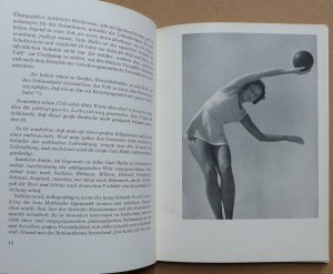 antiquarisches Buch – Hinrich Medau  – Deutsche Gymnastik - Lehrweise Medau - Erstausgabe mit fotoillustriertem Orig.-Schutzumschlag, 1940.