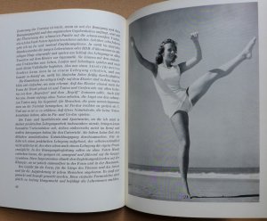 antiquarisches Buch – Hinrich Medau  – Deutsche Gymnastik - Lehrweise Medau - Erstausgabe mit fotoillustriertem Orig.-Schutzumschlag, 1940.